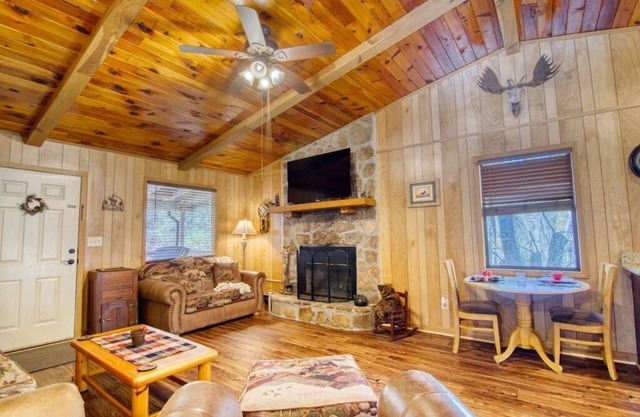 Private - Spacious- Creek Lined Cabin
