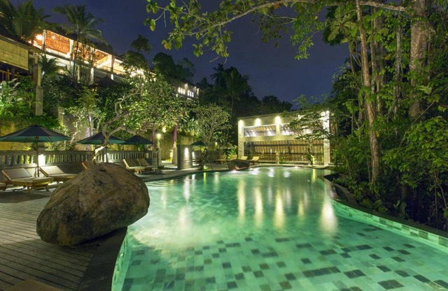 Private suite in Ubud, sleeps 2 people, surrounded by lush green surroundings