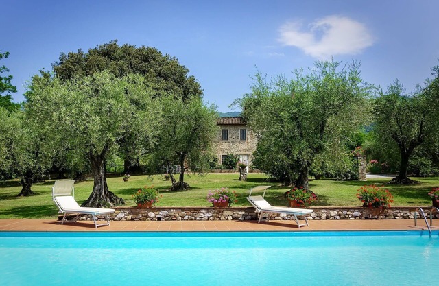 Private Villa with A/C, WIFI, private pool, TV, patio, panoramic view, parking, close to Lucca