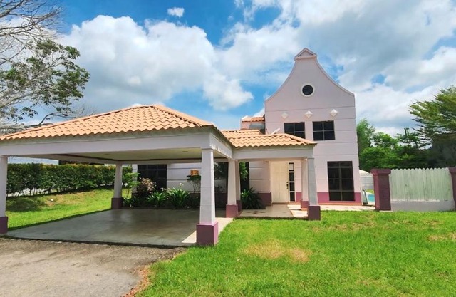 Private Villa With pool bbq sound system wifi snooker