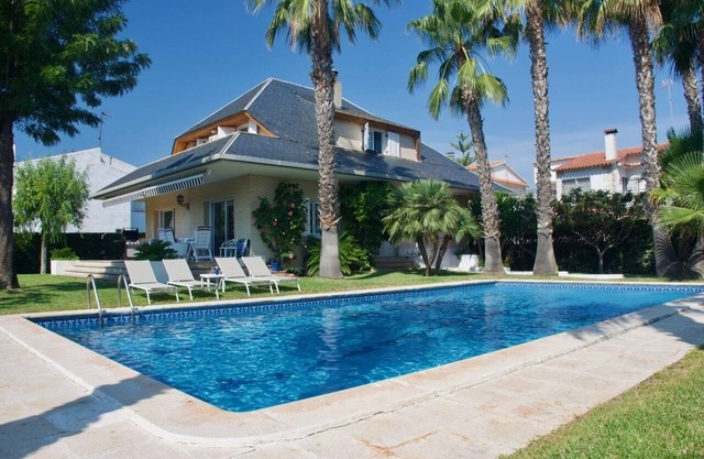 Private villa with pool 3 minutes from beach