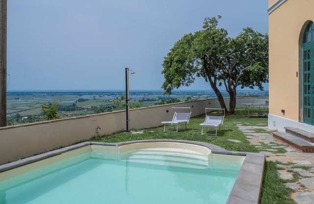 Private Villa with A/C, private pool, WIFI, TV, veranda, panoramic view, close to Viareggio