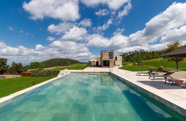 Private Villa with A/C, hot tub, WIFI, private pool, patio, parking, close to San Gimignano