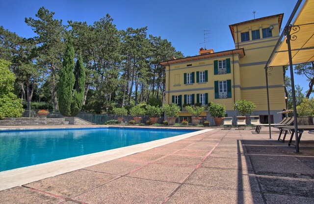 Private Villa with WIFI, private pool, hot tub, TV, panoramic view, parking, close to Arezzo