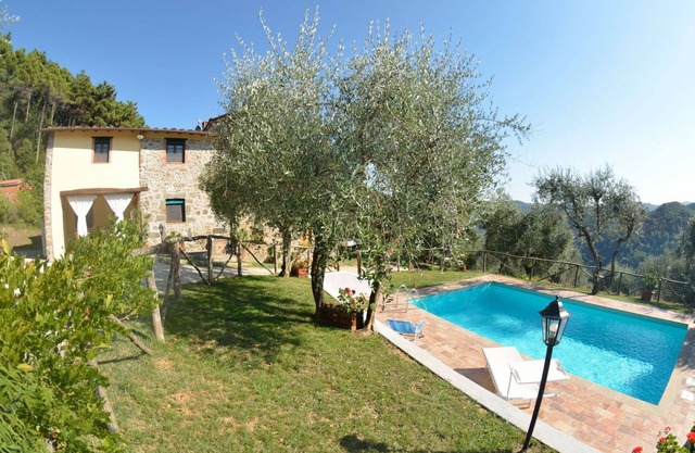 Private Villa with WIFI, private pool, TV, pets allowed, panoramic view, parking, close to Lucca