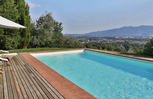 Private Villa with WIFI, private pool, A/C, TV, veranda, panoramic view, parking, close to Lucca