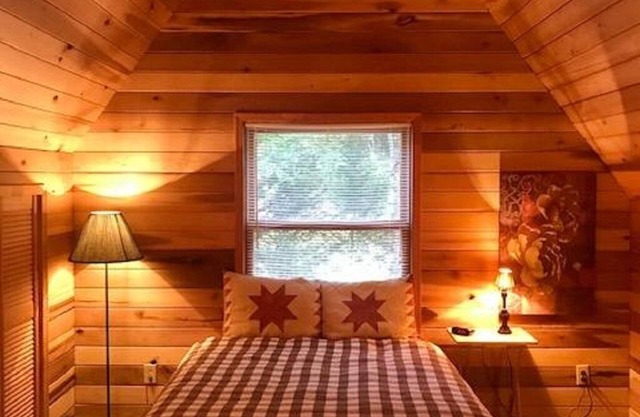 Private Wooded Lakefront, Lake Glenville Comfy Cozy Rustic Bungalow w/Dock