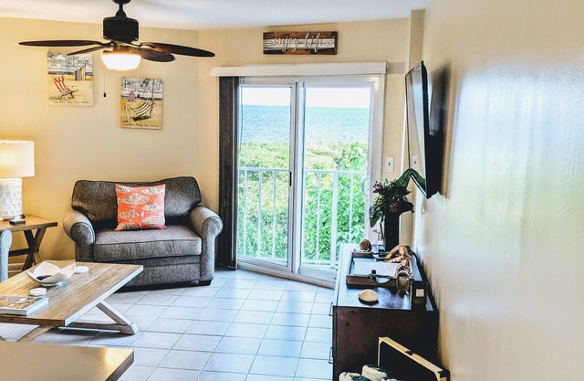 {PRIVATELY OWNED} This 2 bedroom has everything you need.nwith a Fantastic view.