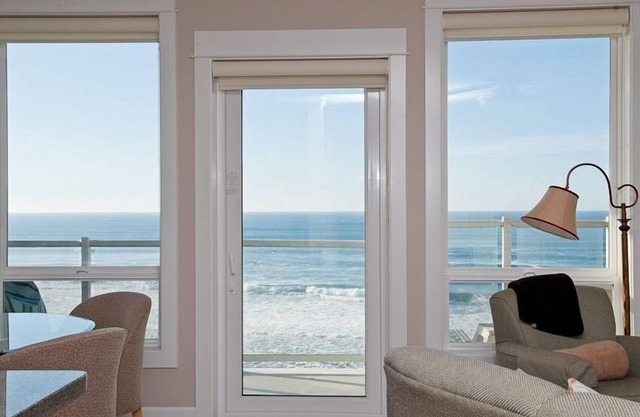 Promo! Oceanfront Condo - Private Hot Tub, WiFi, HDTV and Pool!
