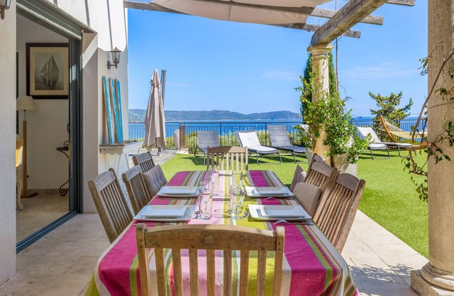 Promo voiles de St Tropez : Villa with swimming pool, 180° sea view, sea access on foot.