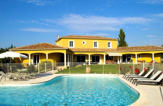 Provençal villa with pool