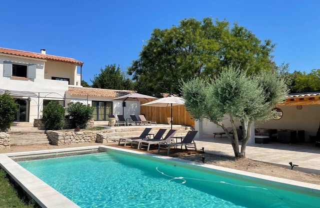 Provencal bastide - sleeps 10 - 5 bedrooms - private swimming pool