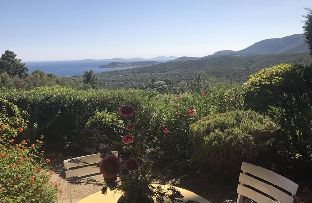 Provençal villa with stunning view, close to beach, free Wifi