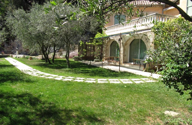 Provencal villa in Cabris, between sea and mountains.