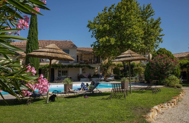 Provence Orange, 4* in restored farmhouse for 5 with terrace, swimming pool and parking lot