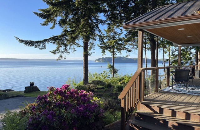 Puget Sound Chic Romantic Cottage with Private Beach Access & Gated Entry