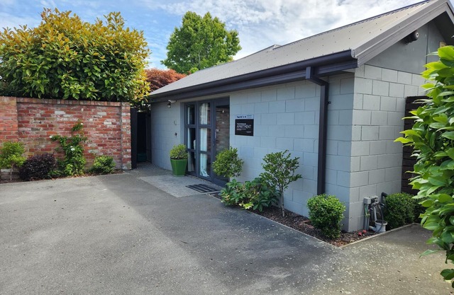 PUMPHOUSE APARTMENT- AIRPORT,spacious,private, warm, homely, family