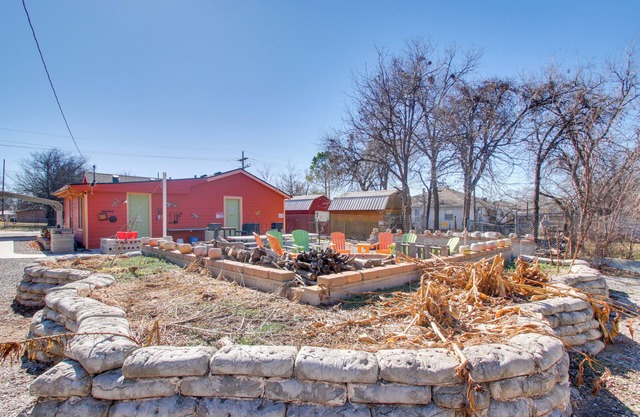‘Pumpkin Cottage’ w/Fire Pit & Grills in Lawton