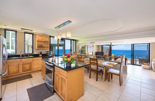 Puu Poa Ocean Bluff Condo, Incredible Views, Walk to Beaches