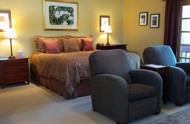 Pyramid Rock View Suite by the Creek