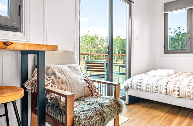 QB, 1bath Tiny Home With Mountain View - "redbird"