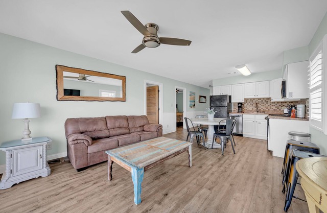 Quaint 2-bedroom condo in Gulf Shores Close to Hangout Sleeps 6
