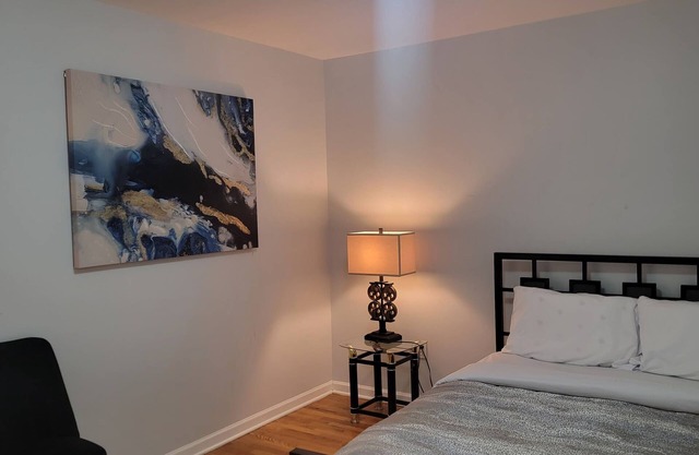 Quaint 3-bedroom apartment with AC in charming Newark