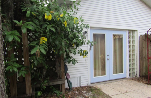 Quaint Beach Bungalow One block from the Gulf!