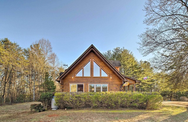 Quaint Cabin w/Deck & Loft: 10 Mi to Lake Lure!