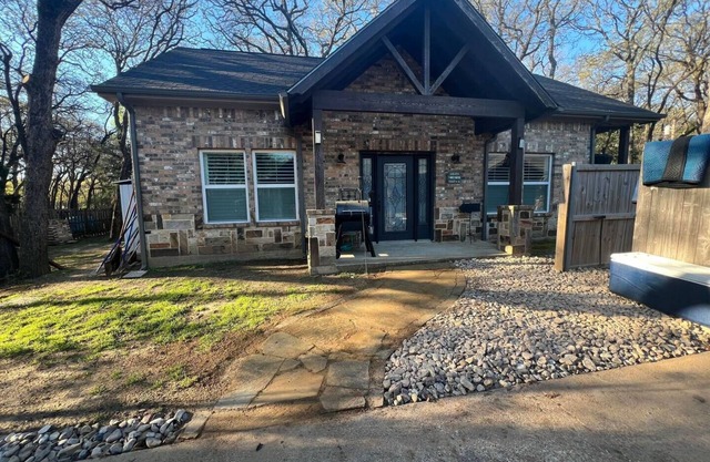 Quaint Casita in One Acre Wooded Lot
