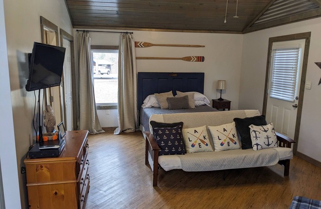 Quaint Cottage in Birdsong Creek/KY Lake/TN River. Short and Long-term rental