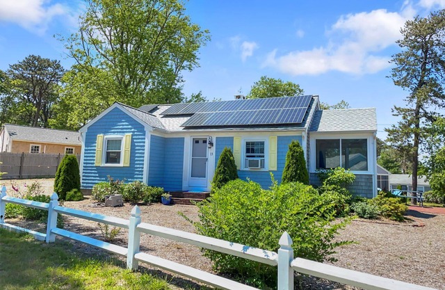 Quaint Cottage Walk to Beach AC Dog Friendly WiFi Large Patio
