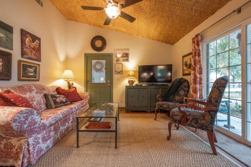Quaint Countryside Casita 45 Mi to Ft Worth