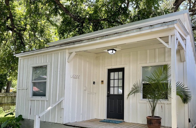 Quaint, Cozy Cottage in Historic Downtown