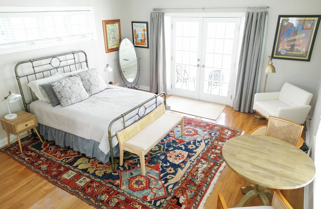 Quaint garage apartment studio in quiet historic west Austin neighborhood.