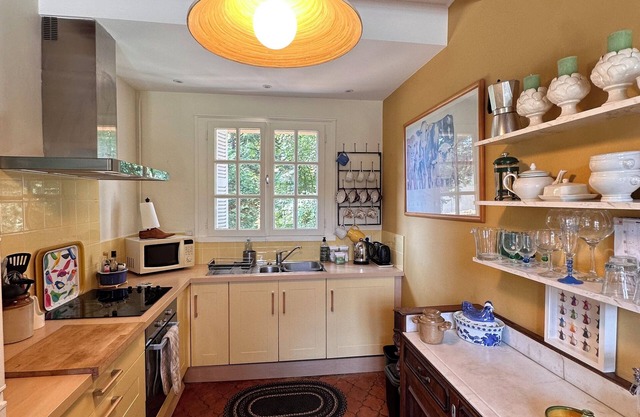 Quaint Gatehouse in Niort - Close To Town Center