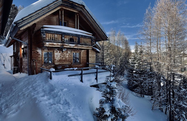 Quaint hut in snow-sure 1750m with pool & sauna, right in the ski & hiking area!