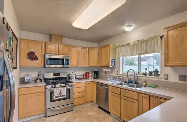 Quaint Ranch Home w/Yard in Midtown Anchorage!