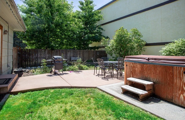 Quaint Renovated Cottage In Downtown Leavenworth - Private, Fenced Yard Perfect for Dogs