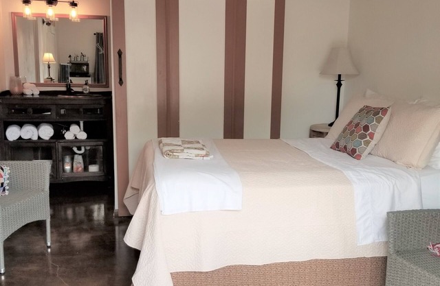 Quaint Studio Suite in Midtown, w outdoor patio/kitchen, fenced yard