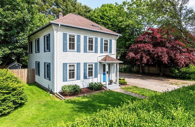 Quaint/updated. Downtown Wakefield/shops/bike path. Narragansett Beaches 3 mi.