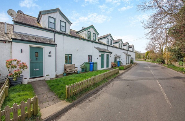 Quaint white washed terraced fisherman’s cottage only one mile from the fishing port of Craster.