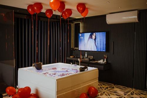 QUALA HOTELS & LOUNGE