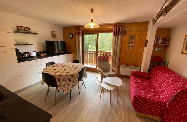 Quality Apartment Near Châtel Centre with Multi Pass Access - Quiet Area, 2 Bed, Balcony, Parking