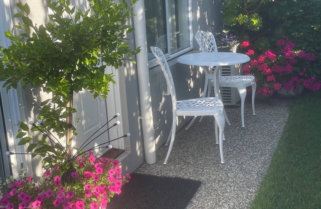 Quality B & B - 2 bedrooms - Lounge - Bathroom - 15 min walk to the beach.