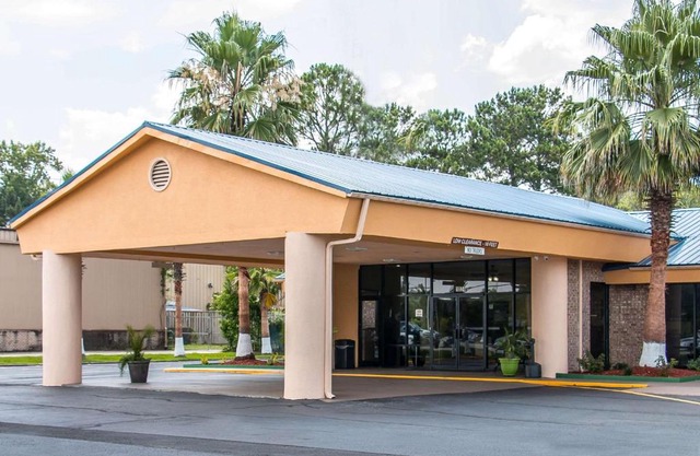 Quality Inn Hinesville - Fort Stewart Area, Kitchenette Rooms - Pool - Guest Laundry