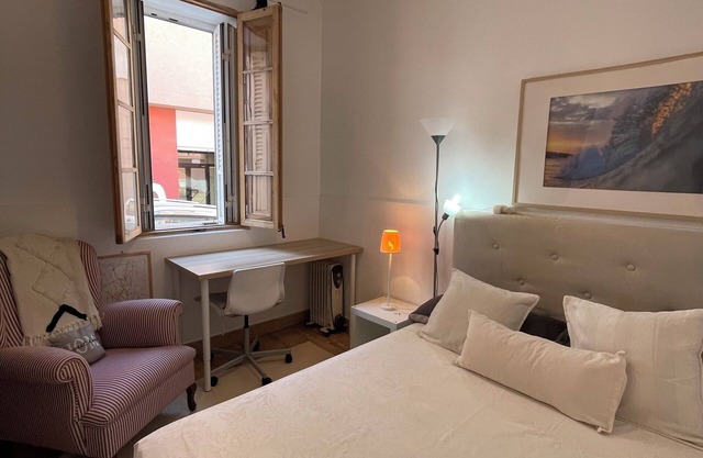 Quarto com cama de casal para uma pessoa com casa de banho partilhada