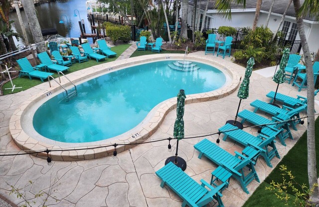 Queen 2nd Floor One Bedroom at Bayshore Inn & Docks