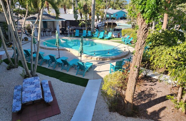 Queen 2nd Floor One Bedroom at Bayshore Inn & Docks