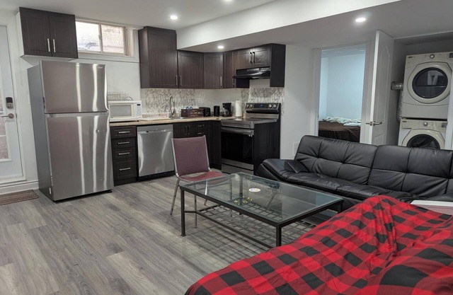 Queen bed occupancy with attached washroom - Close to YKF airport